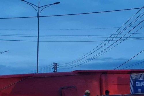Xe khách chở 30 người đâm giải phân cách, nằm lật ngang trên quốc lộ