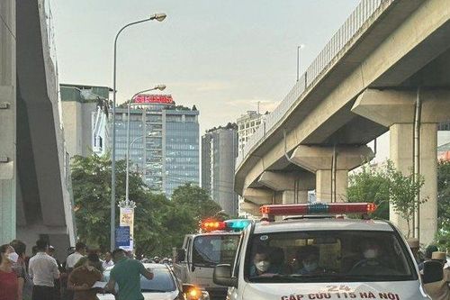 HN: Nhảy từ nhà ga đường sắt trên cao xuống dưới trúng ô tô, người đàn ông tử vong