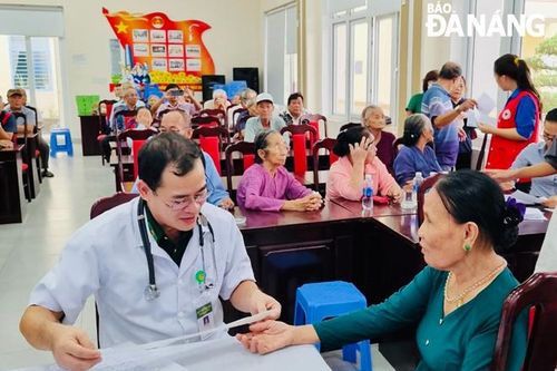 Khám chữa bệnh và cấp thuốc miễn phí cho 200 người có hoàn cảnh khó khăn