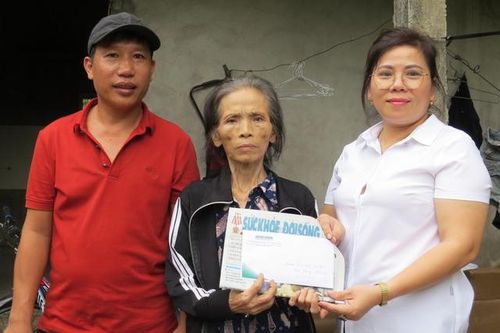 Trao tiền bạn đọc đến gia đình cháu bé bị mắc bệnh viêm não mô cầu cần tiền cứu chữa