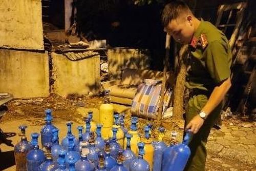 Đột nhập nhà kho, phát hiện 150 bình 'khí cười' không rõ nguồn gốc