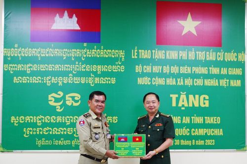BĐBP An Giang hỗ trợ kinh phí cho Công an tỉnh Tà Keo, Campuchia