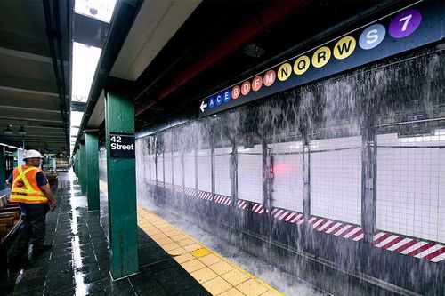 Ga tàu điện ngầm đông đúc nhất thành phố New York ngập trong nước