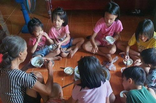 Vợ chồng trẻ có nên 'trả lương' cho bà trông cháu như thuê người giúp việc?