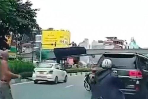 Bắt người đàn ông phi dao vào ô tô Land Cruiser giữa phố Hà Nội
