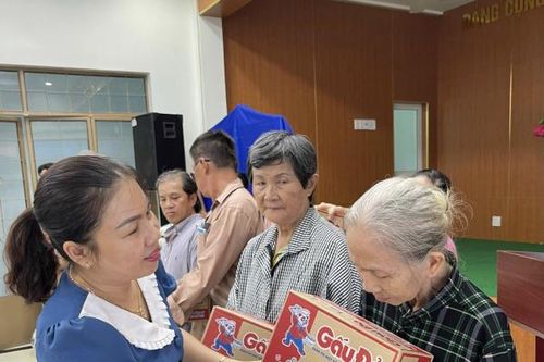 UBMTTQ Việt Nam phường Vạn Thắng trao hơn 170 suất ăn cho người lao động nghèo