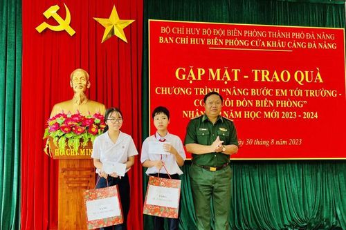 Trao quà Nâng bước em tới trường năm học mới