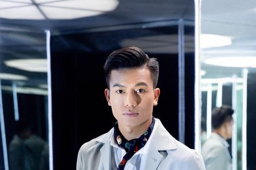 'Nam thần màn ảnh' Hiếu Nguyễn nói về 'tin đồn' hay thảo mai, tiết lộ điều áp lực hơn nghề diễn