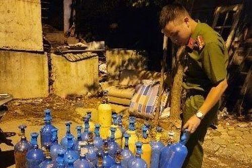 Hà Nội: Triệt phá thành công kho khí 'cười' trái phép