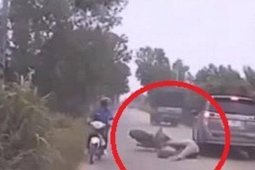 Clip: Chạy xe máy cực ẩu, lách giữa 2 ô tô, tài xế nhận ngay hậu họa