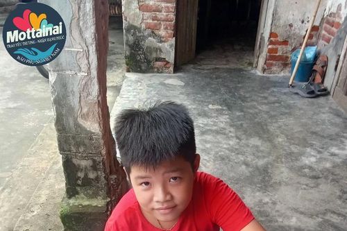 Cậu bé mất 1 tay tự điều khiển xe đạp đến trường