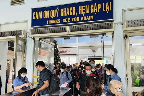 Nghịch lý cận kề ngày nghỉ lễ 2/9: Đường sắt 'cháy' vé, hàng không đứng...im
