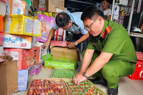 Hà Nội: Phát hiện lượng lớn bánh trung thu trứng chảy nghi nhập lậu