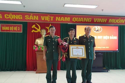 Học viện Chính trị: Trao tặng Huy hiệu 30 năm tuổi Đảng cho đảng viên