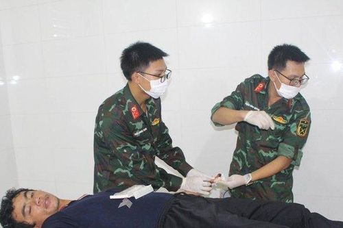 Đảo Sơn Ca cấp cứu ngư dân Bình Định bị tai nạn lao động trên biển