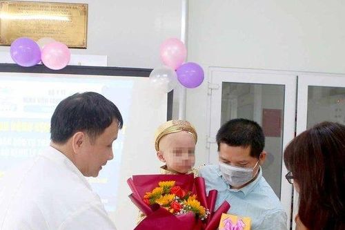 Vỡ òa hạnh phúc ngày bé trai 4 tuổi ghép tủy thành công ra viện