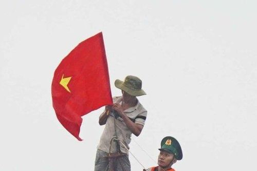 An tâm vươn khơi cùng cờ Tổ quốc và 'móc khóa đường dây nóng'