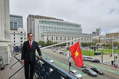 Cờ đỏ sao vàng tung bay trên Tòa thị chính TP. San Francisco trong Ngày Quốc khánh Việt Nam