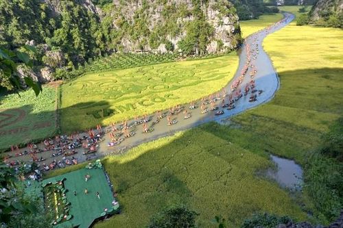 Bến thuyền Tam Cốc mở cửa trở lại, đón hàng nghìn du khách