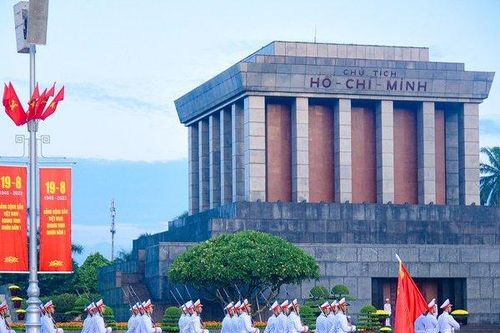 Hà Nội: Hàng nghìn người xem Lễ Chào cờ tại Quảng trường Ba Đình