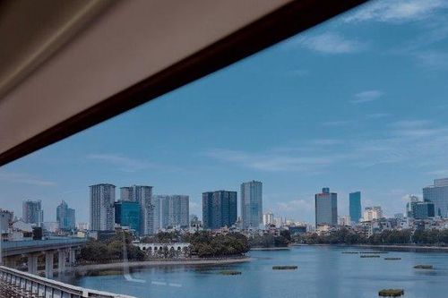 Ngỡ ngàng với cảnh sắc phố phường Hà Nội vào Thu qua ô cửa tàu điện trên cao