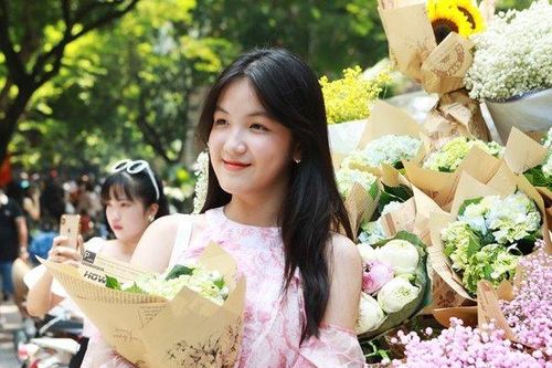 Hàng trăm 'nàng thơ' chen chân chụp ảnh trên con phố lãng mạn nhất Hà Nội
