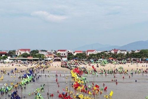 Quảng Bình: Sôi động lễ hội đua thuyền mừng Tết Độc lập