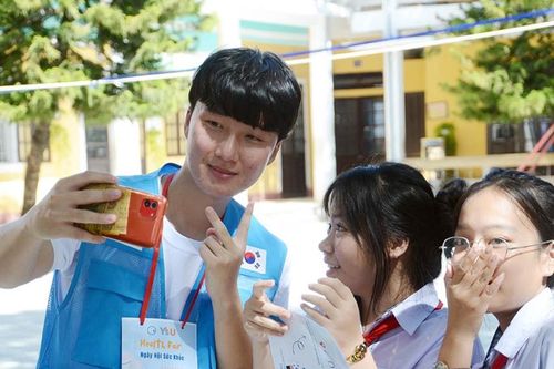 Cầu nối giao lưu văn hóa