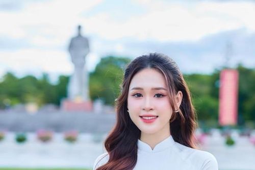 Nữ MC đài Nghệ An diện áo dài trắng mừng ngày Quốc khánh 2/9