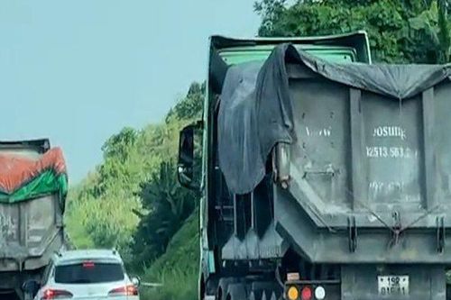 Khởi tố vụ 2 tài xế xe ben chèn ép xe con không cho vượt trên cao tốc