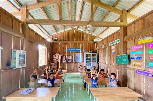 Điện rực sáng điểm trường Lăng Lương trên đỉnh Ngọc Linh trước ngày khai giảng