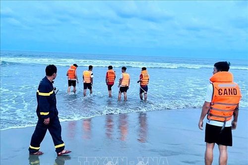 Quảng Ngãi: Một thanh niên tử vong do bị sóng cuốn trôi khi tắm biển
