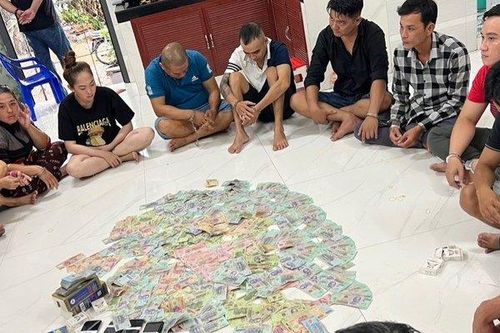 Bắt quả tang 14 người tụ tập đánh bạc, tạm giữ trên 370 triệu đồng