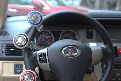 Các phụ kiện ô tô gây nguy hiểm khi lái xe