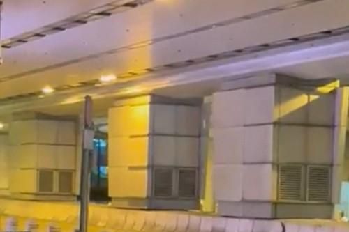 Cô gái ra đường tạo dáng chụp ảnh giữa mưa bão, không ai hiểu là kiểu nghệ thuật gì