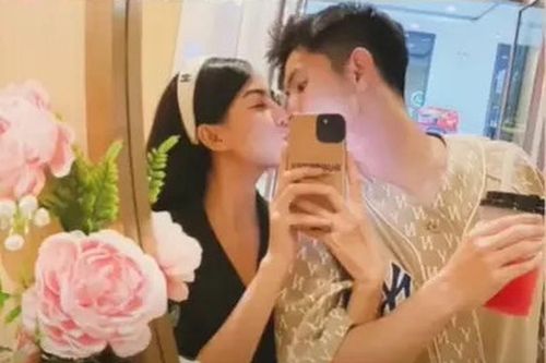 Hot boy đội tuyển Việt Nam 'khóa môi' bạn gái cực ngọt trên story