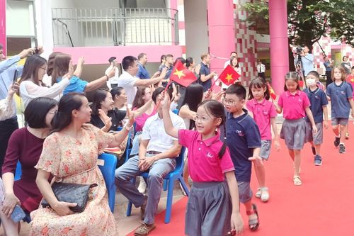 Cả nước tưng bừng chào mừng khai giảng năm học mới