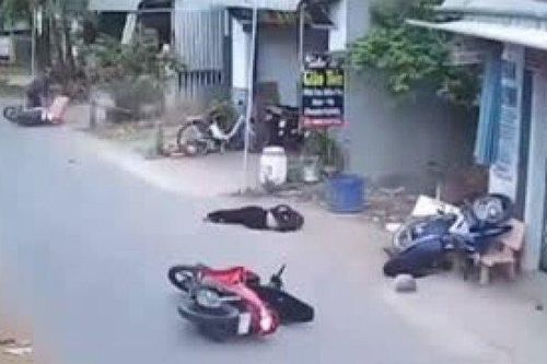 Clip: Phóng xe máy ôm cua như tay đua, 'quét trụ' 2 xe ngược chiều, tài xế gây họa kinh hoàng