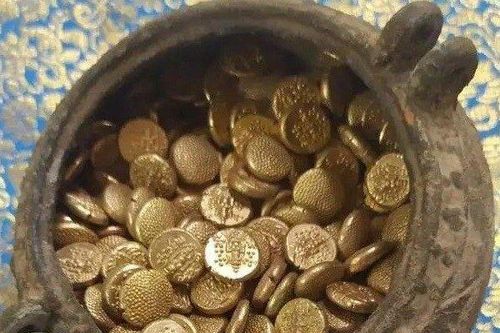 Dọn bãi đất hoang làm vườn, công nhân phát hiện hũ vàng cực 'khủng'