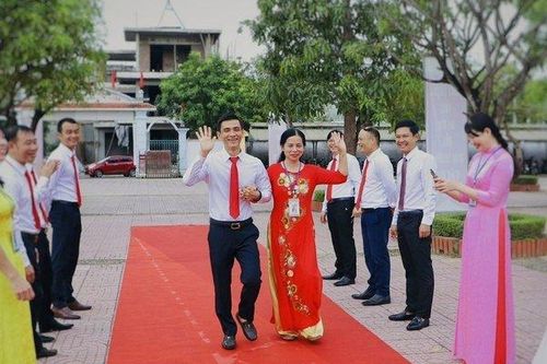 Hà Tĩnh: Cô giáo bồi hồi dự buổi lễ khai giảng cuối cùng