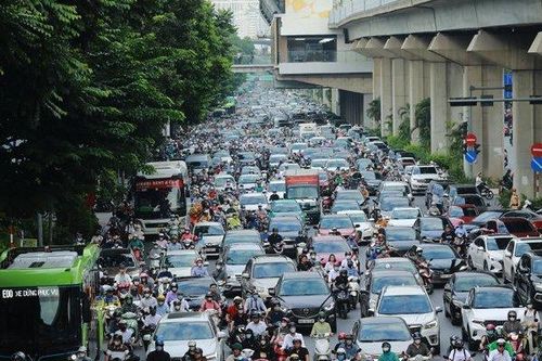 Tắc đường kéo dài, người dân lại chật vật đi làm sau kỳ nghỉ lễ
