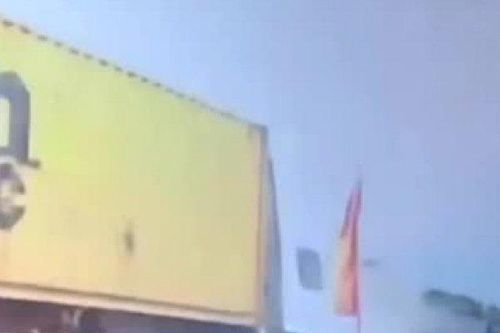 Clip: Tông cực mạnh ô tô tải chạy 'bất ổn', xe container gặp nạn đáng sợ