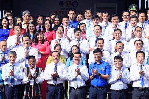 Chủ tịch nước gặp gỡ các thế hệ chiến sĩ tình nguyện, gia đình nuôi tiêu biểu tại TPHCM