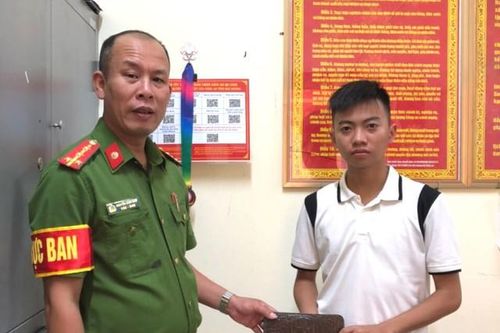 Hành động đẹp của nam sinh khiến nữ Hiệu trưởng mầm non Hải Dương cảm kích