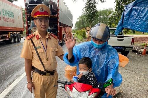 Hai bố con đội mưa về quê, hết xăng giữa đường và hành động ấm lòng của CSGT
