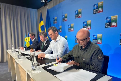 Ukraine ký thỏa thuận quan trọng với 'gã khổng lồ' quốc phòng Thụy Điển Saab