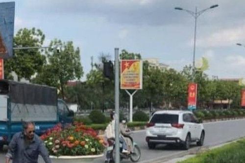 Clip: Phóng xe máy như bay lao vào đầu ô tô, đôi nam nữ nằm gục