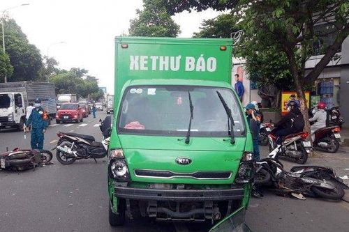 TP.HCM: Sau tiếng gào thét 'chạy đi', xe tải tông hàng loạt xe máy ở Gò Vấp