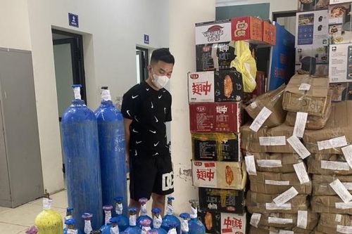 Phát hiện 24 bình 'khí cười' tập kết trong tòa nhà đang xây dựng