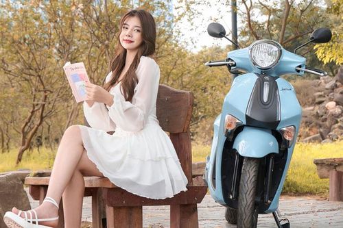 Ngắm nữ tiếp viên xinh đẹp bên 'xe tay ga quốc dân'